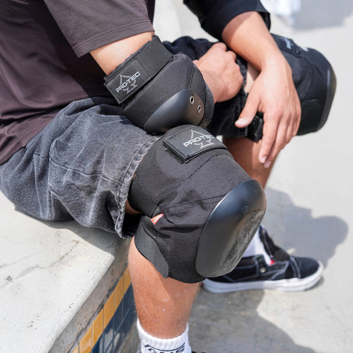 Vert Knee Pads - BLACK